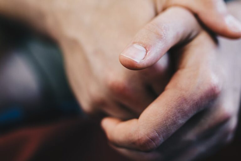 Haptonomie : Le Pouvoir Caché du Toucher pour Révolutionner Votre Grossesse en 2025
