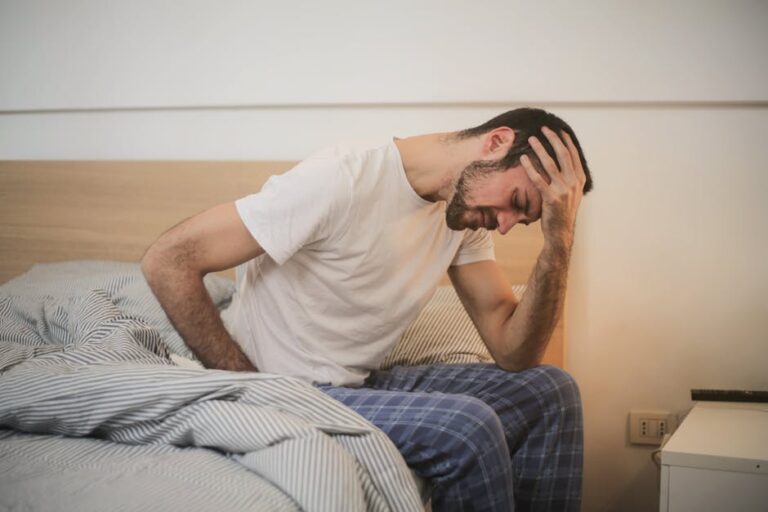 Mal de dos : Ostéopathe ou kiné, comment choisir la bonne solution